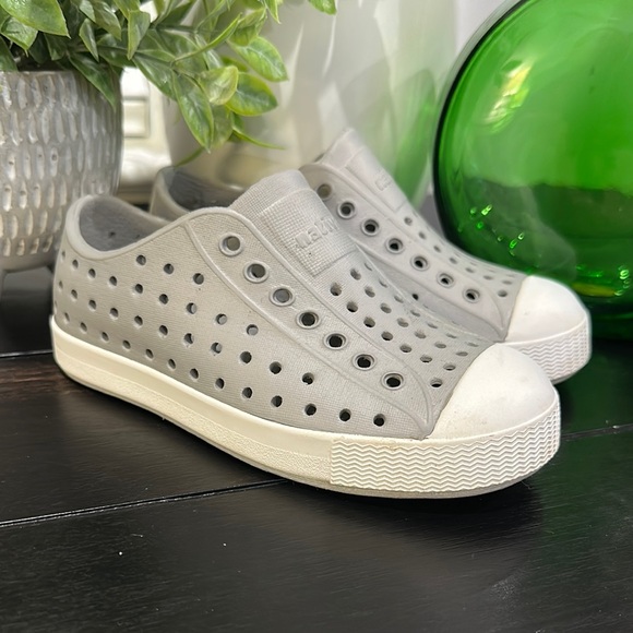 Kids Native Jefferson Gray Slip-On Shoes EUC - Picture 1 of 7